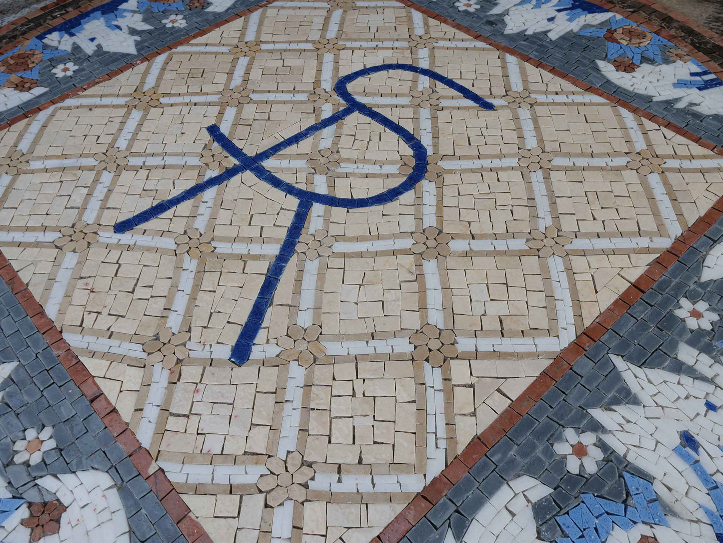 SR Mosaic Initial - Mosaic Medallion